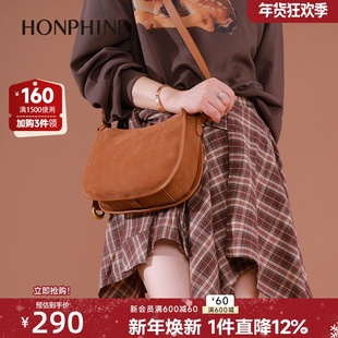 红粉知己麂皮马鞍包女2026春季新款真皮棕色软皮斜挎包时尚单肩包