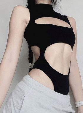 纯色性感镂空修身连体衣  Sexy cut-out figure-hugging jumpsuit