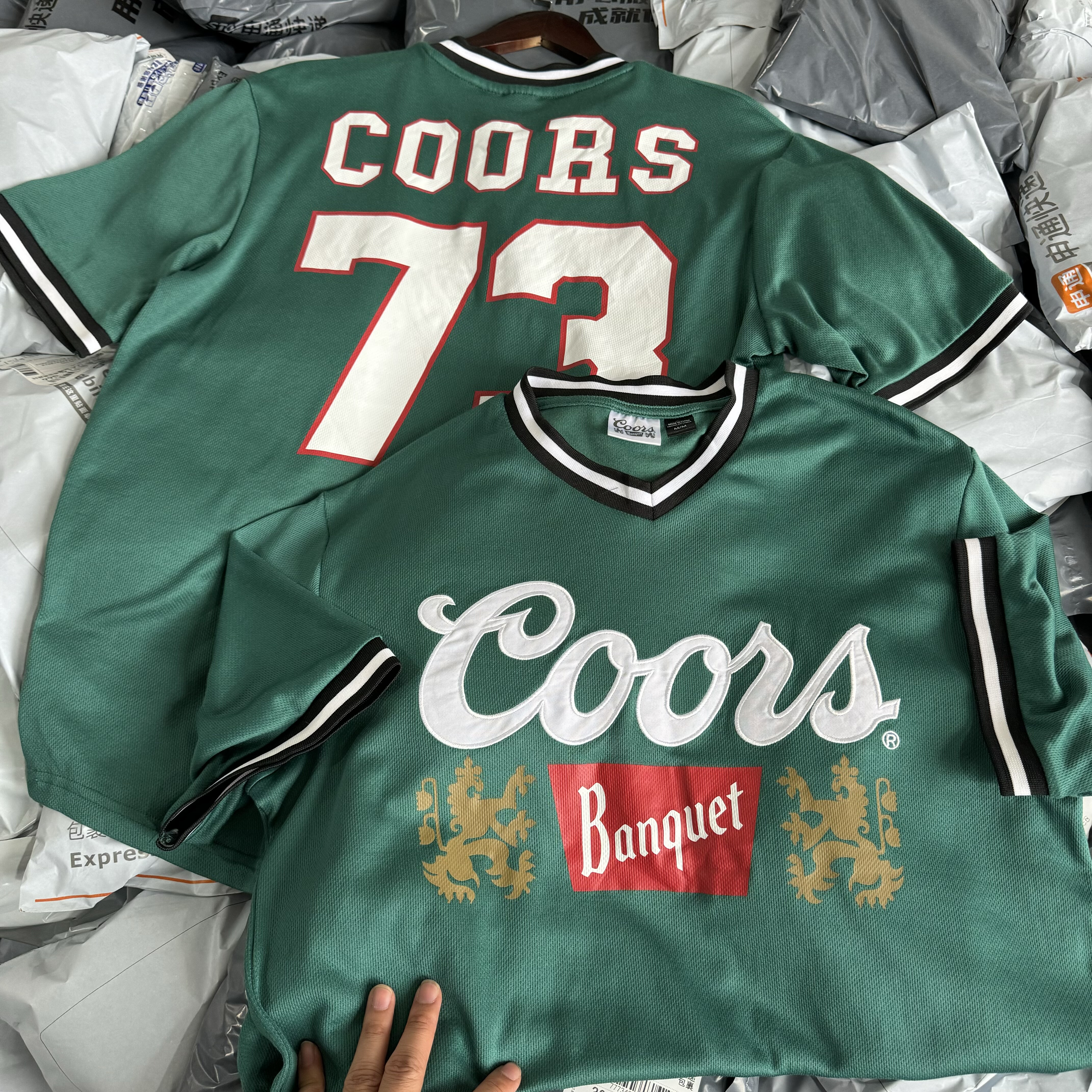 牛油果绿刺绣Cors Banqet联名球衣风V领速干短袖透气男女美式复古