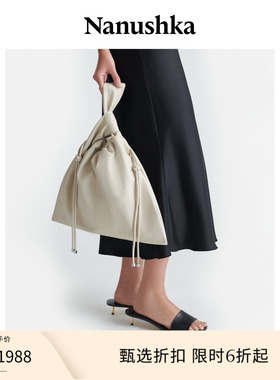 【季末折扣】NANUSHKA 女士 JEN DRAWSTRING LARGE 粉笔白腕包