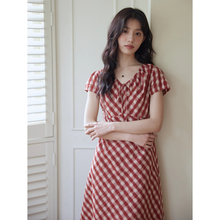 复古撞色格纹小飞袖 抽褶V领连衣裙女2026夏度假收腰显瘦格子裙