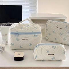 好可爱!原创奶蓝色蝴蝶结化妆包便携旅行大容量化妆品收纳包拉链