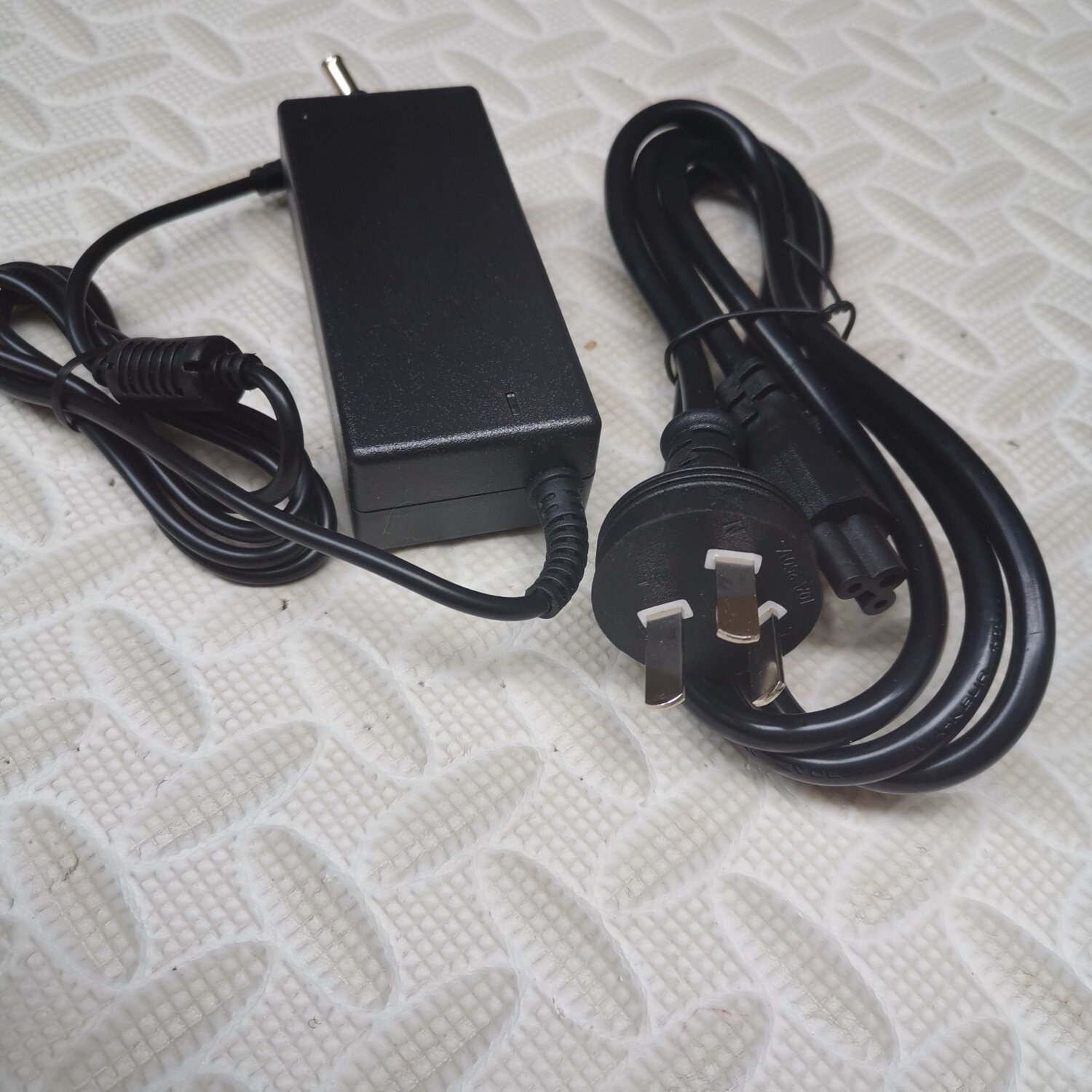 LG电脑LED显示器电源适配器充电器线19V2.1A1.7A1.6A1.3A针头