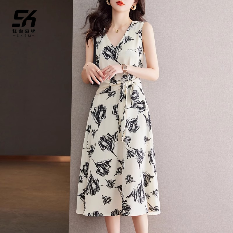 无袖吊带连衣裙女士2025夏季新款法式收腰气质碎花长裙雪纺背心裙