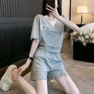 夏装多巴胺休闲运动套装女洋气减龄假两件V领上衣高腰短裤两件套