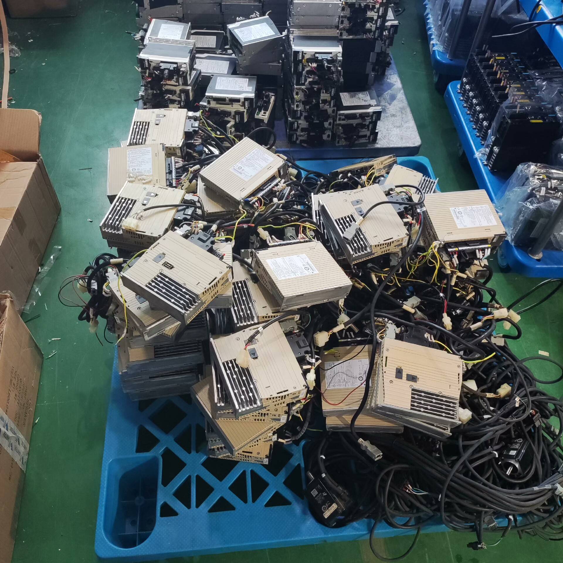 安川5系100w伺服驱动器，议价 也可为维修！！