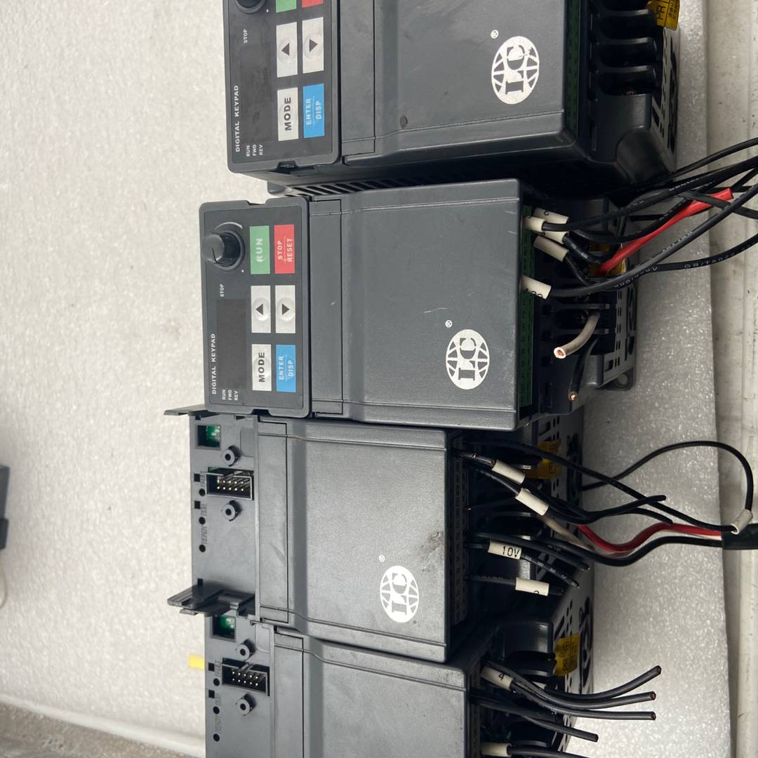 变频器HLC1D5M/A-3 HLC1D5M/B-3议价 也可为维修！！