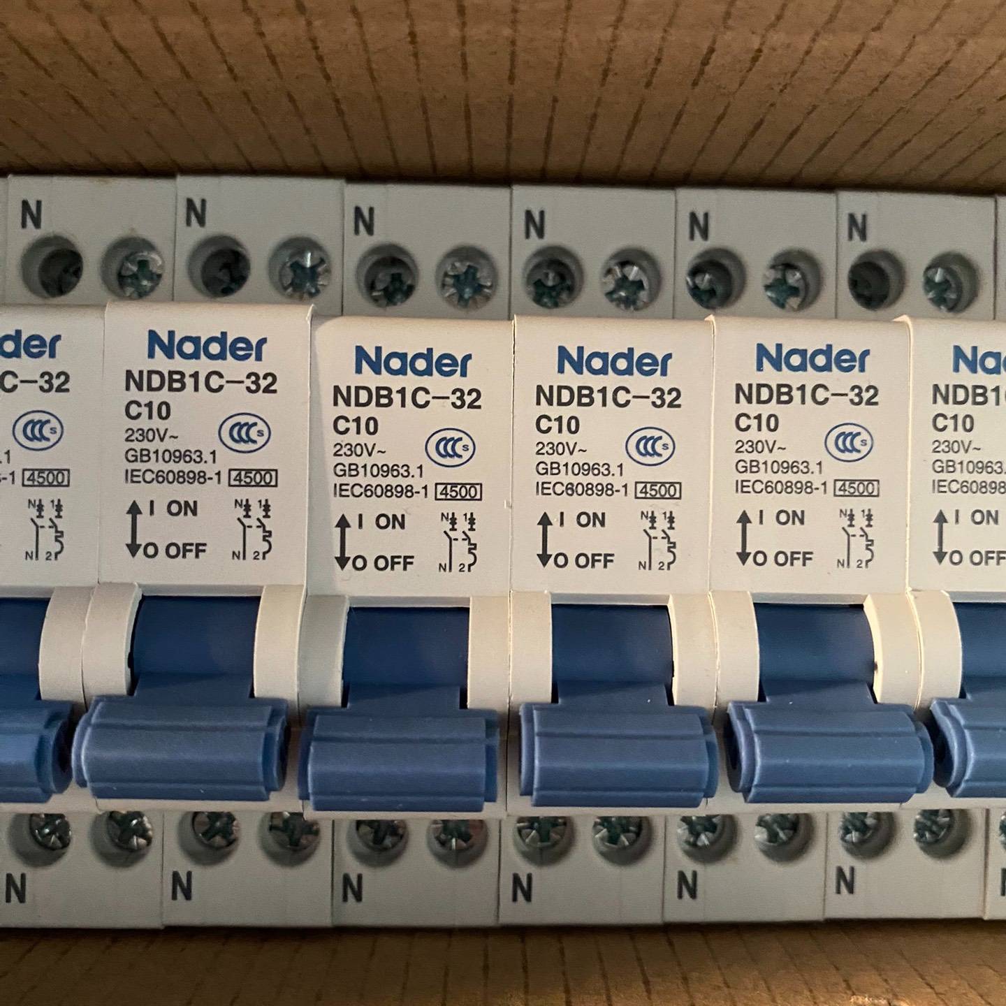 ndb1c-32 1pn 10a 良信正品空议价 也可为维修！！