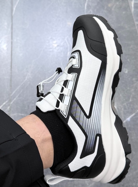 春夏新款男士 织物透气鞋面 V 底防滑百搭运动鞋 LX5