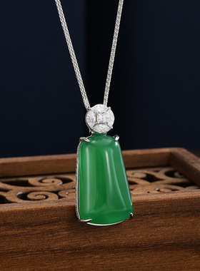 天然绿玉髓平安无事牌吊坠