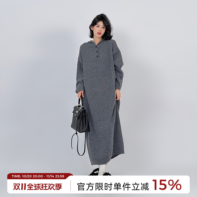 灰色过膝针织连帽连衣裙