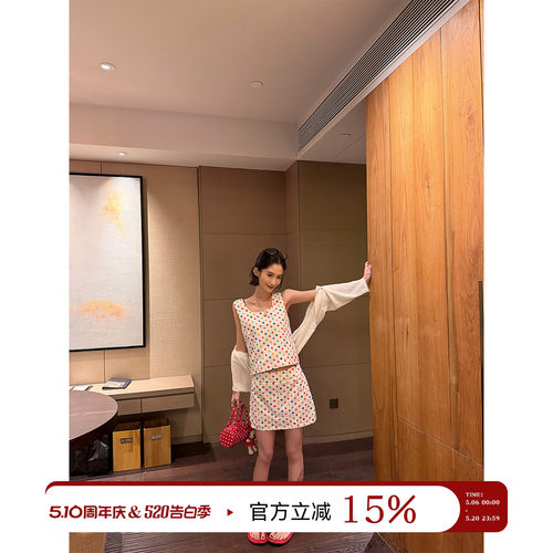 吴童童彩色波点U领无袖外穿背心