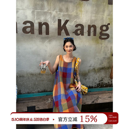 吴童童彩色格子无袖露肩连衣裙