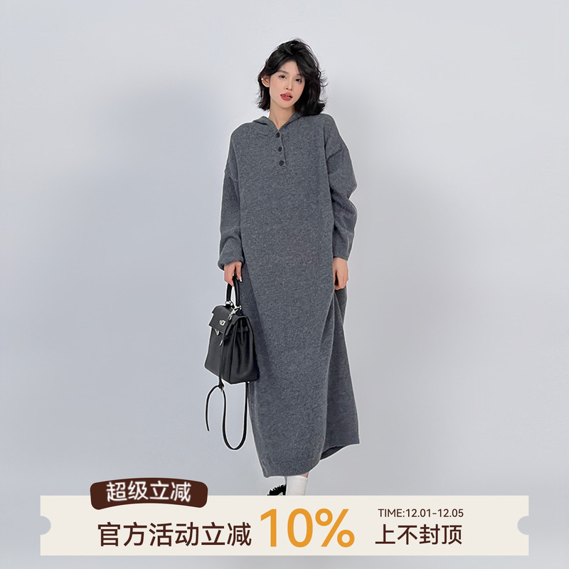 灰色过膝针织连帽连衣裙