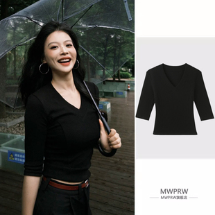 高级感黑色V领五分中袖t恤正肩短袖女早秋修身设计感短款小上衣潮