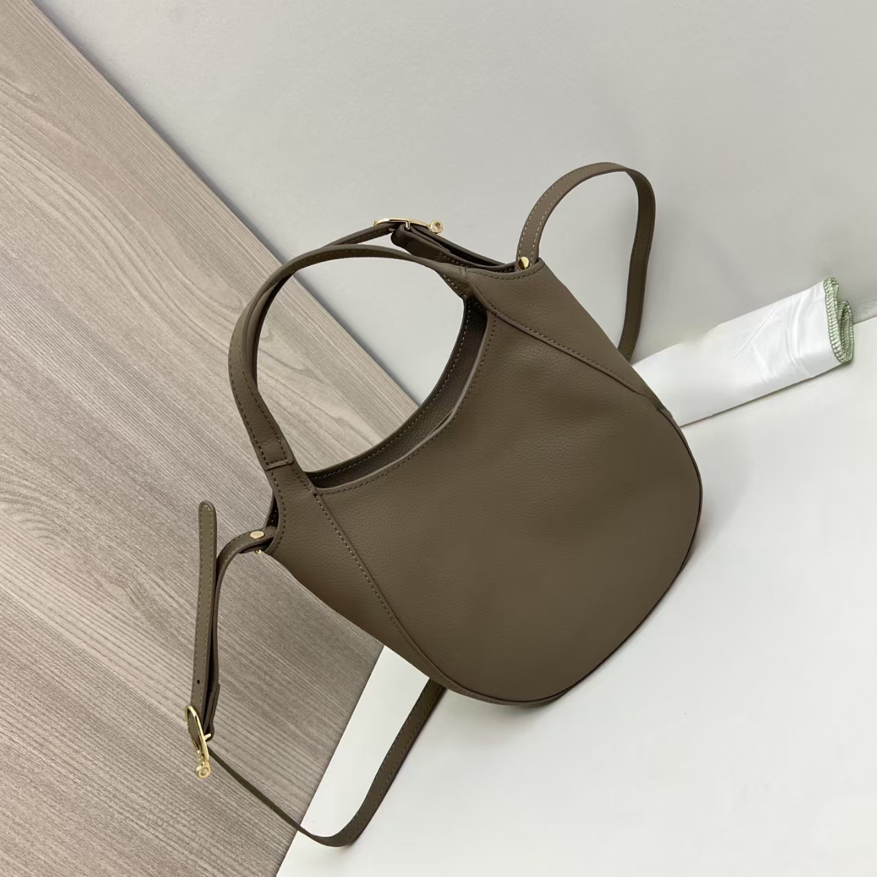 李一桐同款法式牛皮菜篮子斜挎包