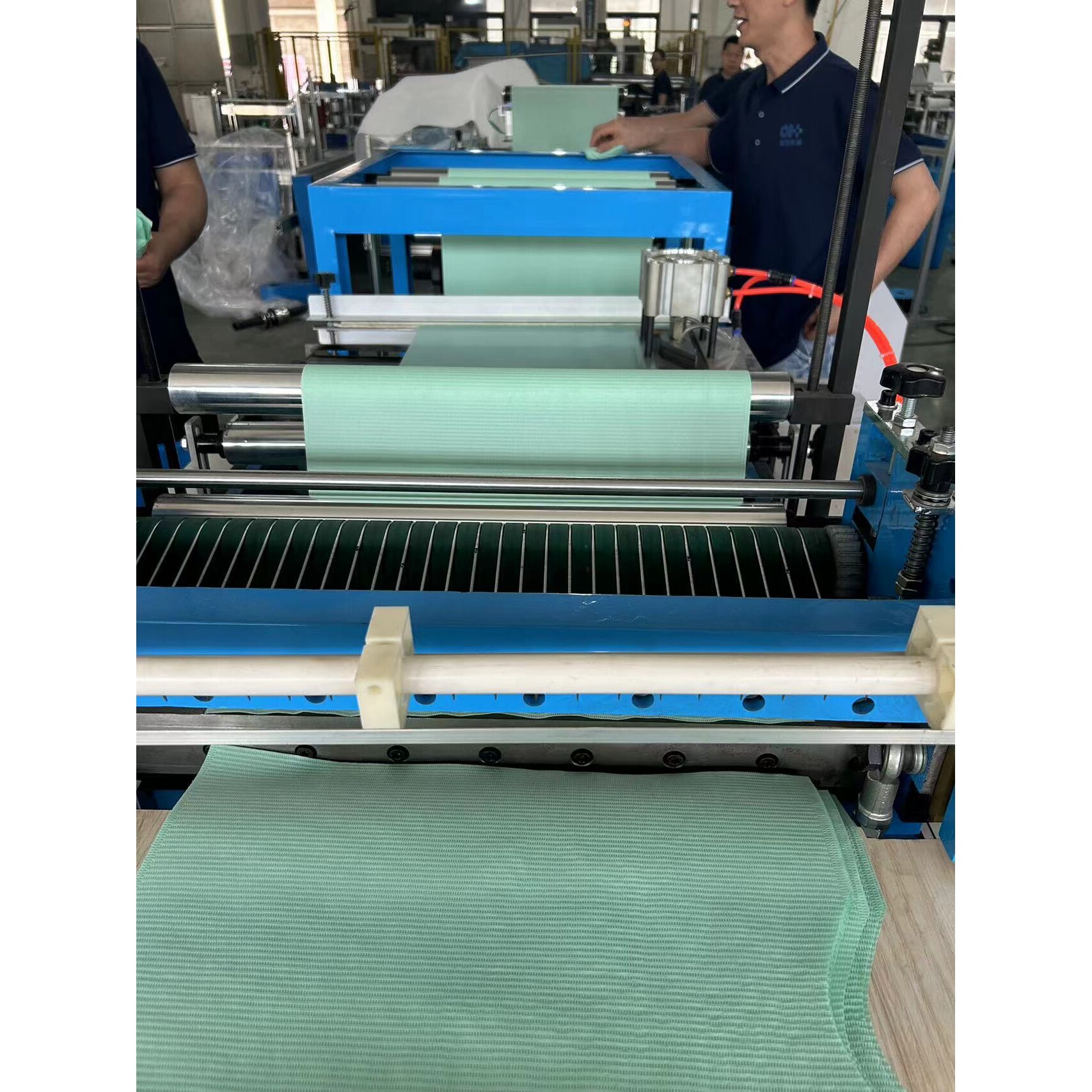 平张牙科垫机超声波压花复合机 牙科围兜设备 牙科垫复合机器