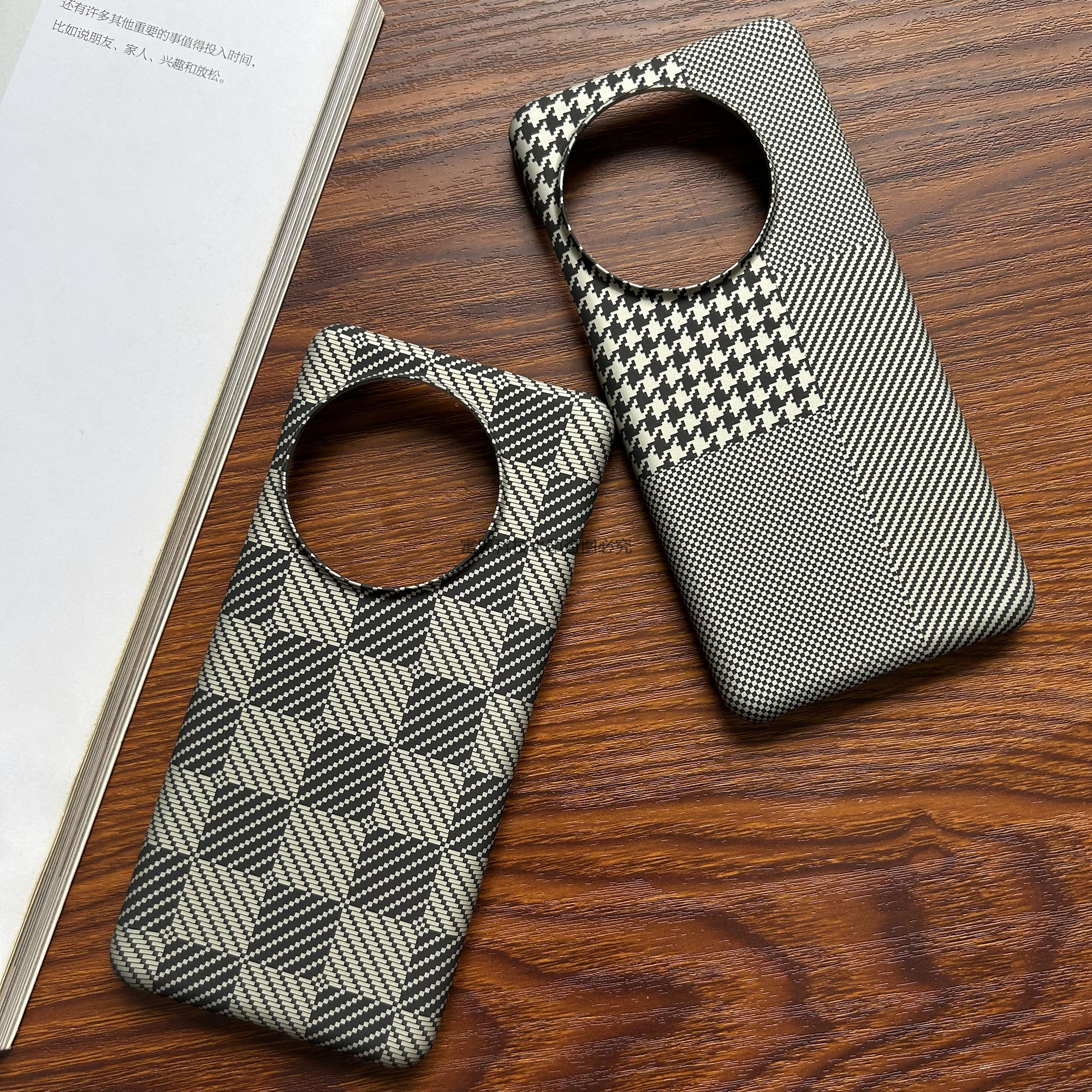 一加13凯夫拉壳千鸟格盘浮雕颗粒