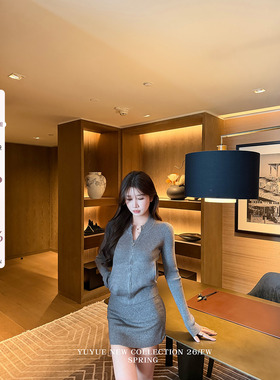 愉悦喻悦  灰色圆领拉链针织开衫短款抹胸背心女春季包臀半裙套装