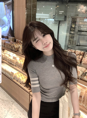 愉悦喻悦灰色短袖针织T恤女夏季气质修身显瘦收腰圆领设计感上衣