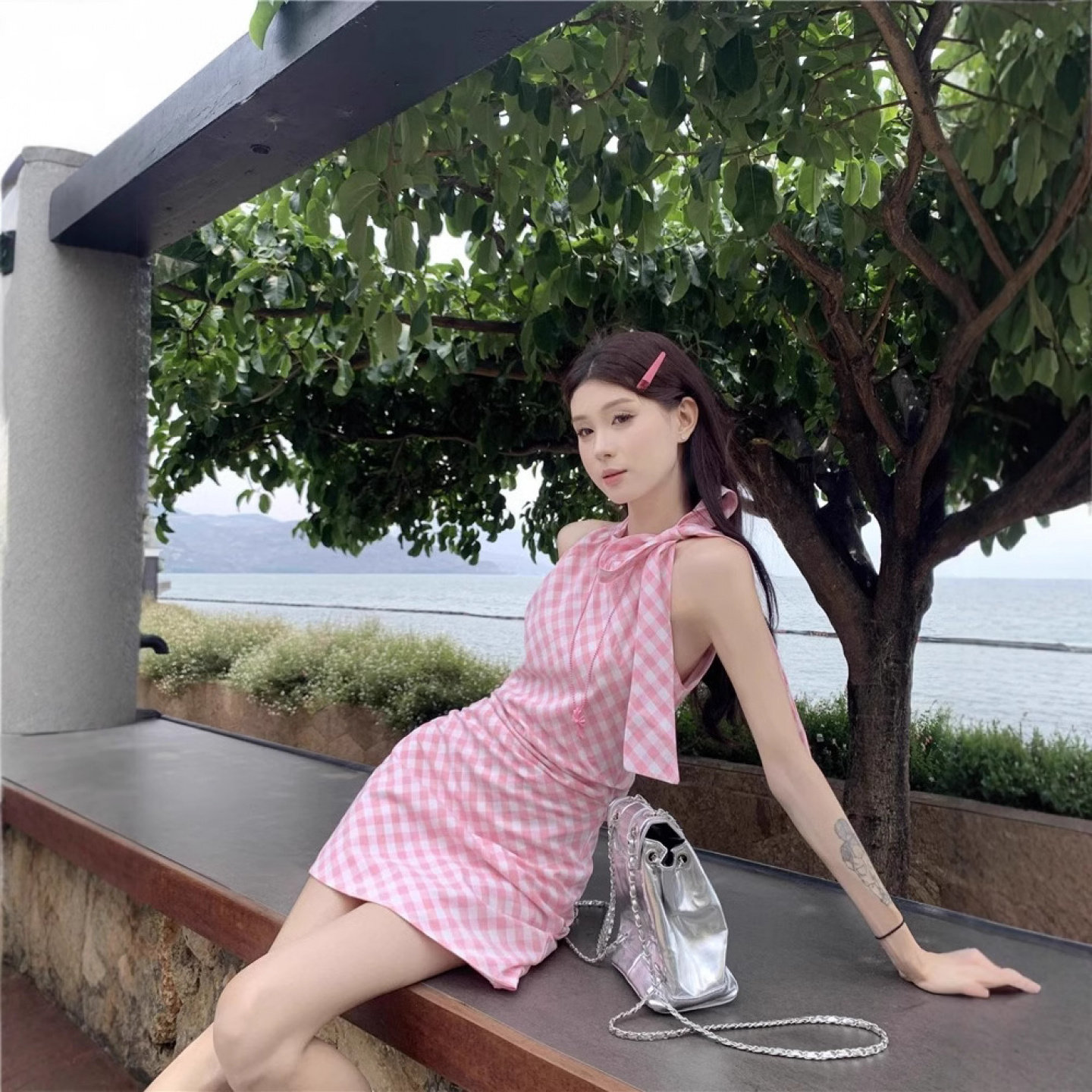 甜美粉色格纹挂脖收腰连衣裙