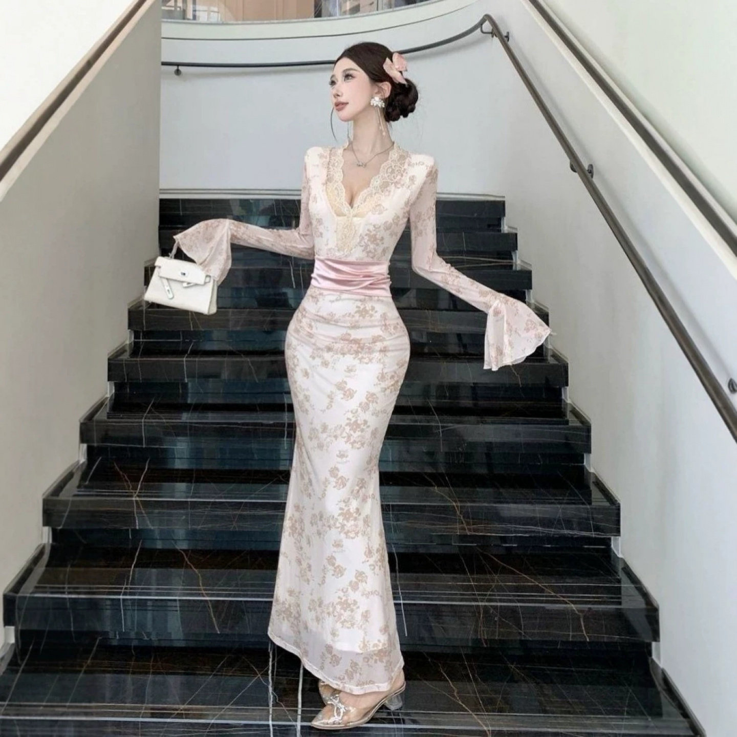 纯欲风蕾丝V领鱼尾长裙