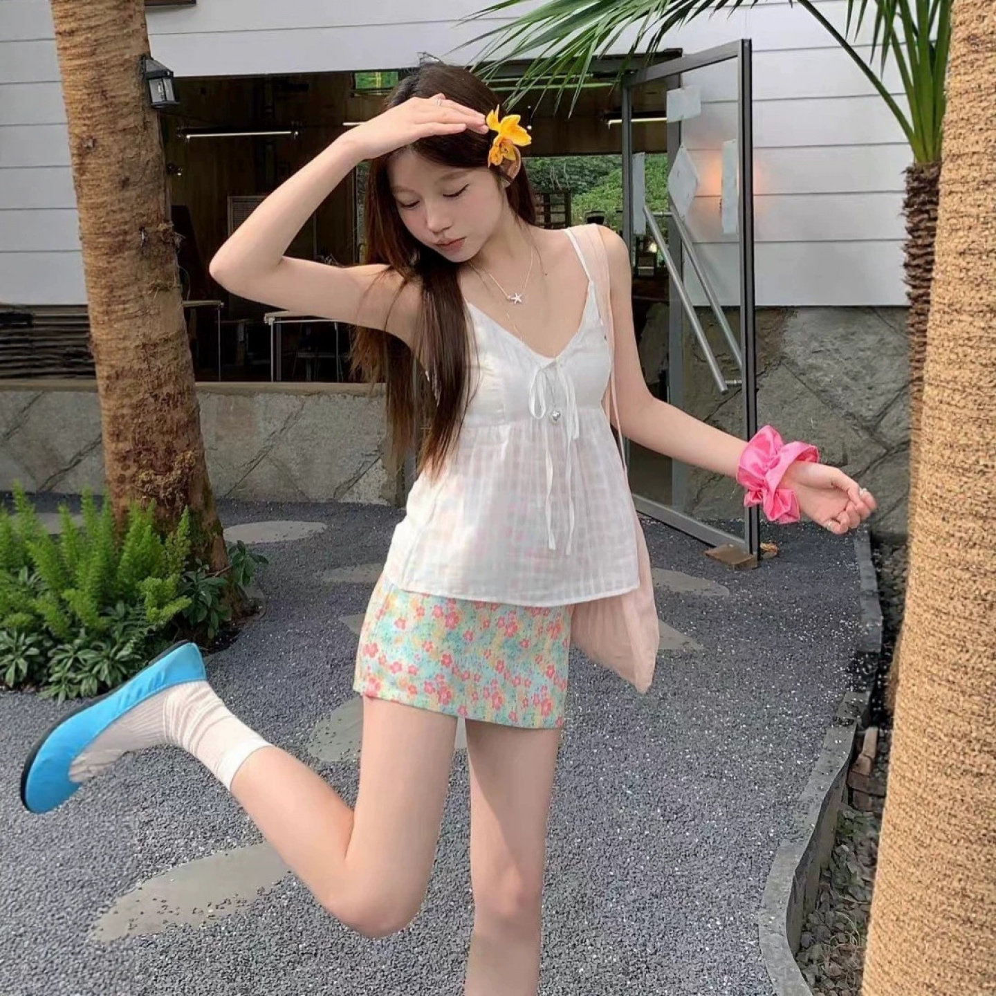 甜美风白系带吊带配碎花包臀裙
