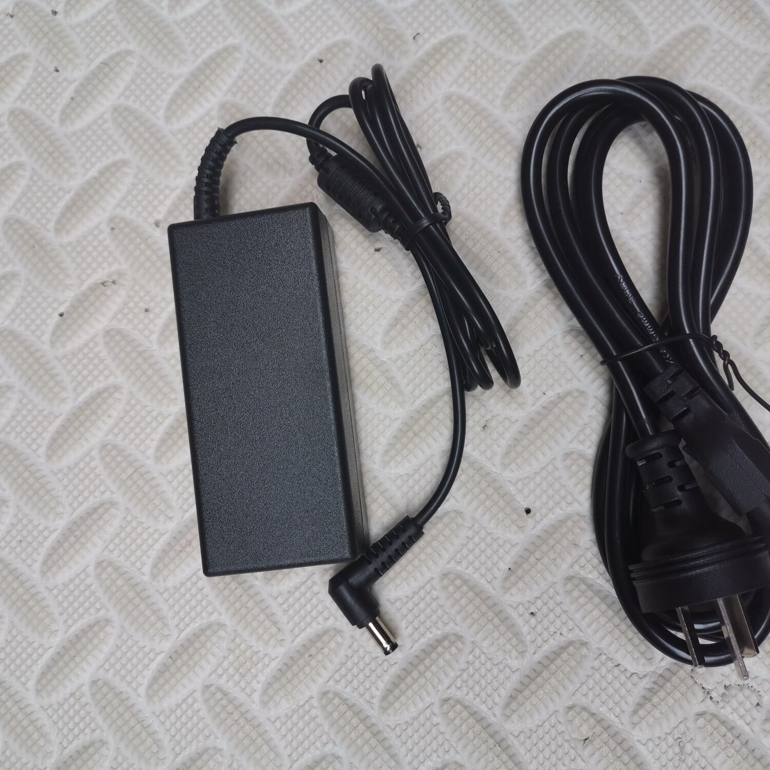 东芝笔记本19V3.95A电源适配器L600-03R 05S 10B 05K 21L充电器线