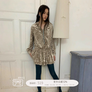 Spoii 复古丝绒植物提花木耳边V领花蓝排扣抽褶短款长袖连衣裙