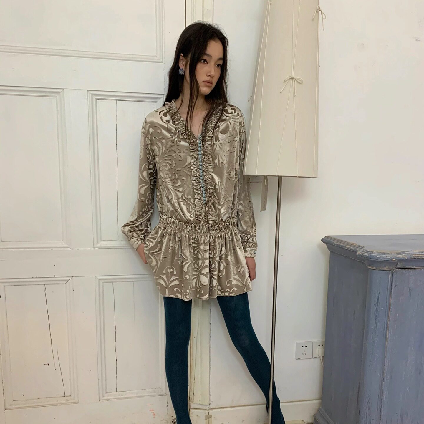 Spoii 复古丝绒植物提花木耳边V领花蓝排扣抽褶短款长袖连衣裙