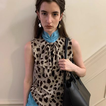 Spoii 复古豹纹蝴蝶结飘带拼接蓝色抽褶雪纺领无袖上衣
