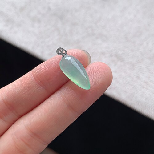 18K金镶嵌冰种甜绿翡翠福瓜吊坠