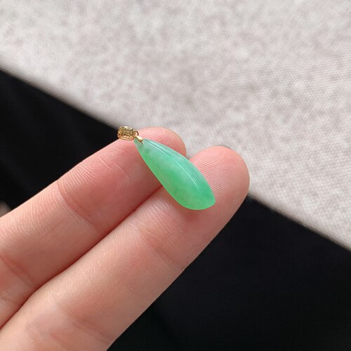 18K金镶嵌甜绿翡翠随型吊坠