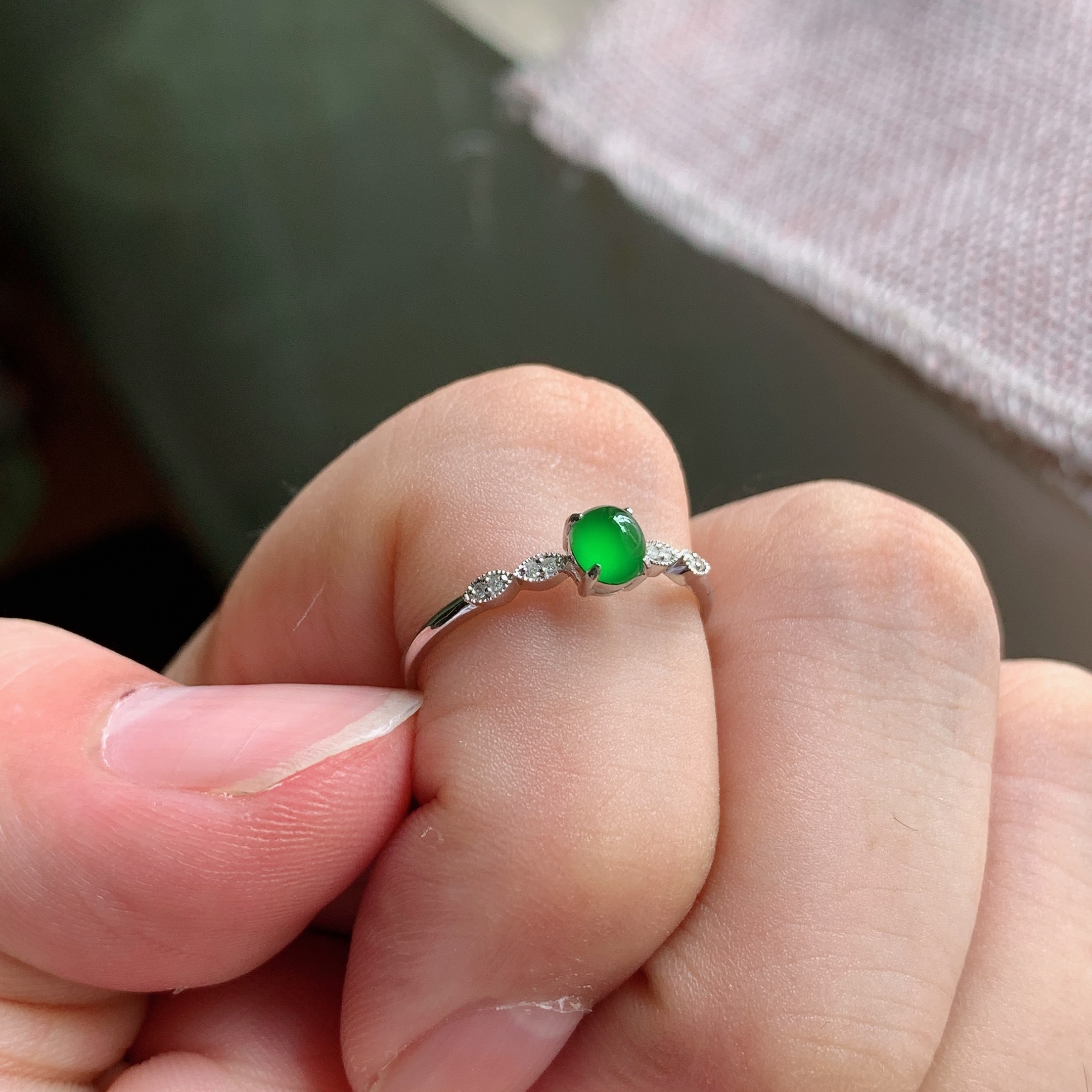 18k金镶嵌翡翠戒指13号戒圈女天然a货冰种阳绿蛋面轻奢风正品保真