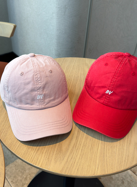 韩版极简字母BV刺绣红色棒球帽男女纯棉软顶显脸小出游防晒鸭舌帽