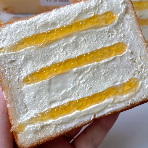 唇动昔草莓味奶盖夹心吐司