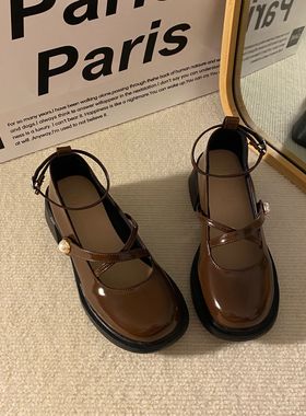 Trends！复古棕色玛丽珍好好看～亮亮的hin百搭！！