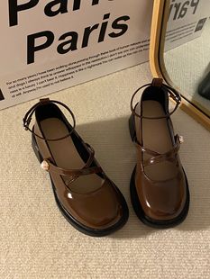 Trends！复古棕色玛丽珍好好看～亮亮的hin百搭！！