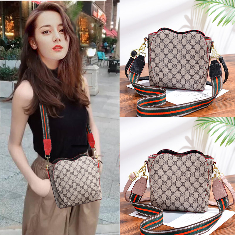 网红包包女2020新款春季爱心形简约斜挎包单肩包韩版洋气质感ins