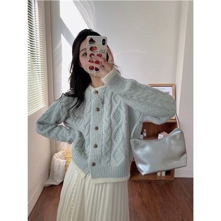 韩系穿搭奶蓝色短款麻花针织开衫女秋冬软糯马海毛慵懒风毛衣外套