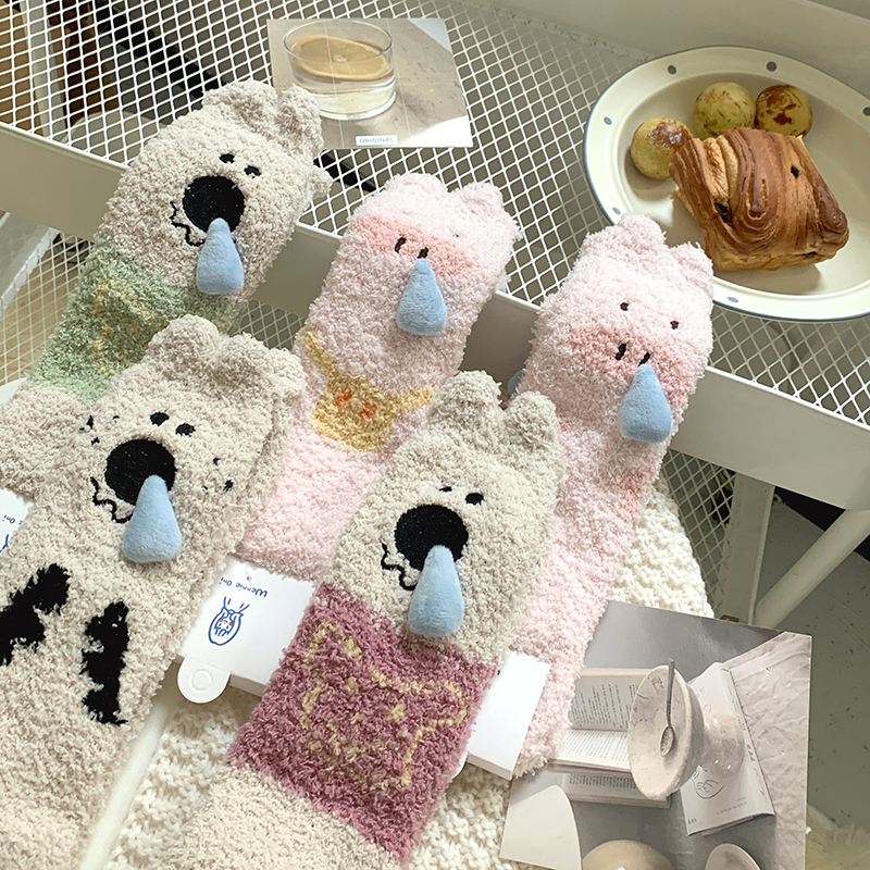 可爱鼻涕虫珊瑚绒中筒袜保暖女