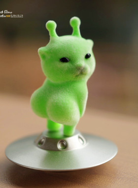 搞怪外星猫绿色毛绒手办摆件送礼