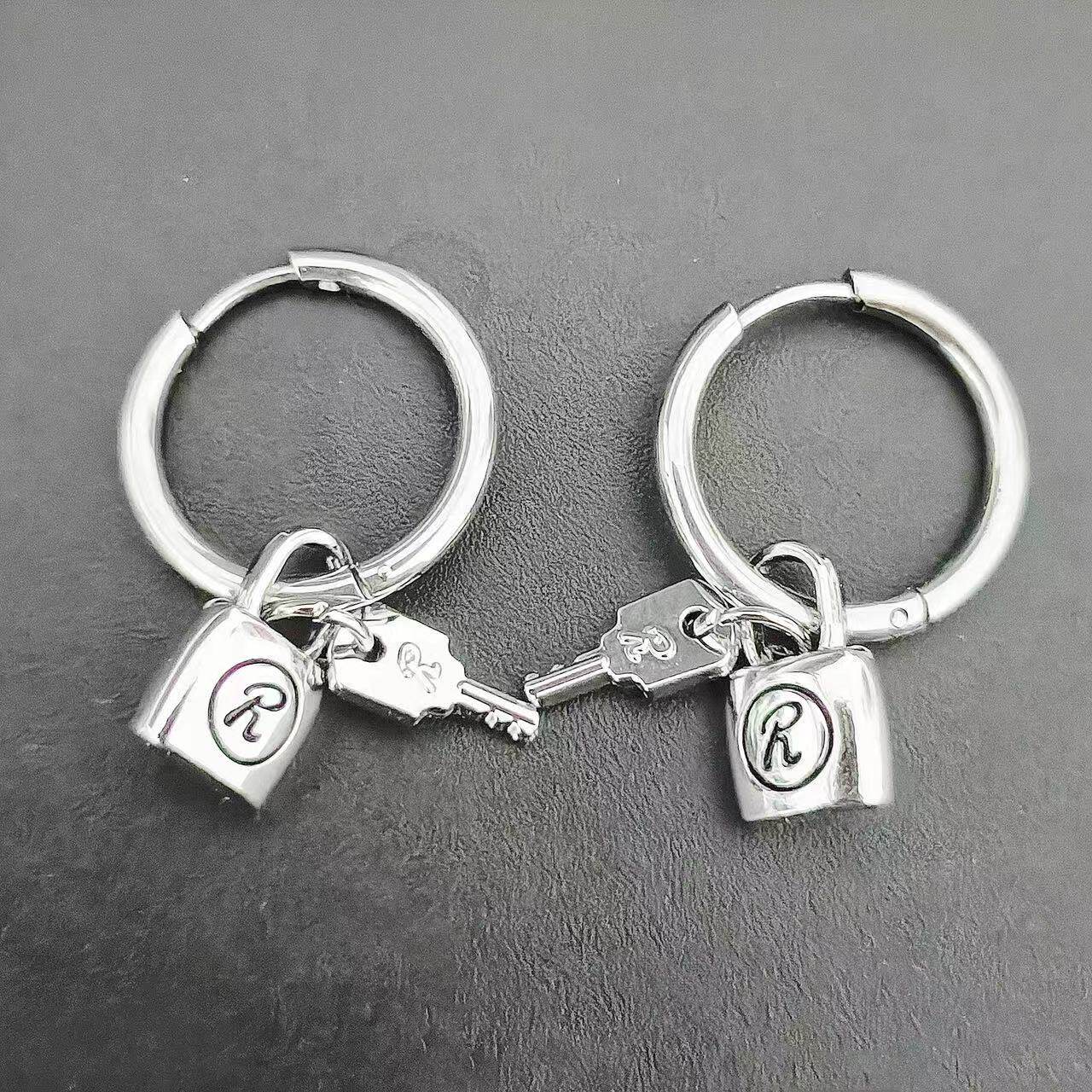 NANA南京锁耳扣女潮朋克R锁耳坠高级感y2k耳圈耳环简约设计小众