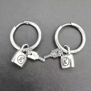 NANA南京锁耳扣女潮朋克R锁耳坠高级感y2k耳圈耳环简约设计小众