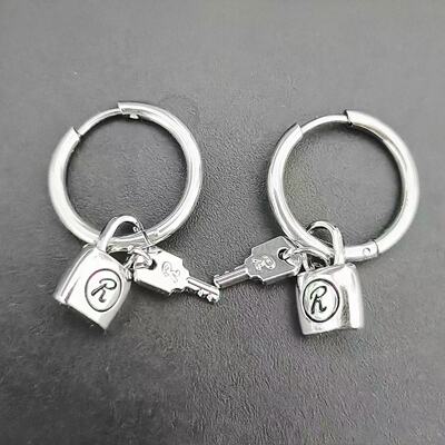 NANA南京锁耳扣女潮朋克R锁耳坠高级感y2k耳圈耳环简约设计小众