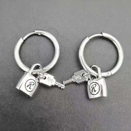 NANA南京锁耳扣女潮朋克R锁耳坠高级感y2k耳圈耳环简约设计小众