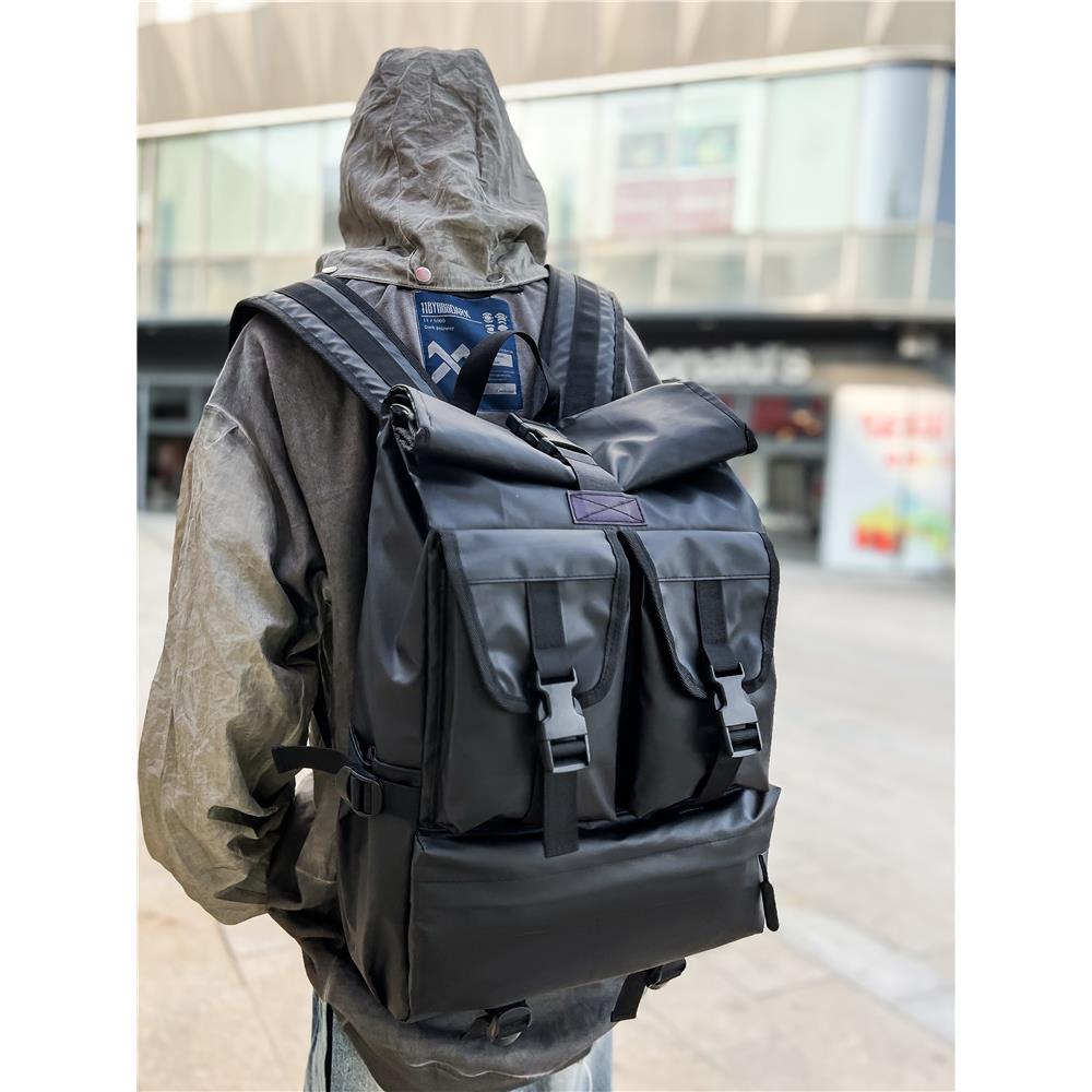 新款时尚黑色双肩包男旅游休闲大容量防水工装卷口背包大学生书包