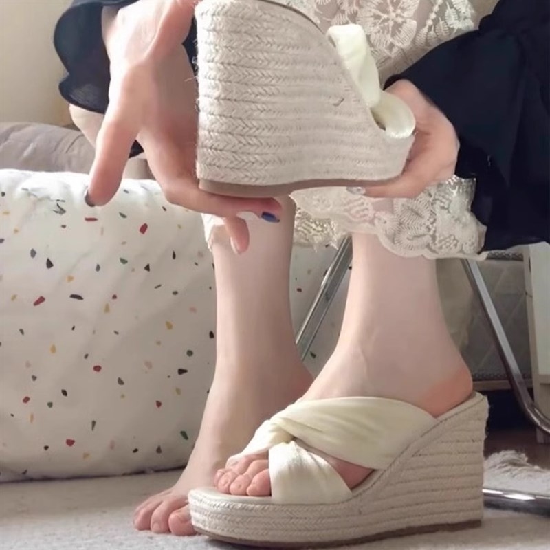 小个子厚底坡跟凉拖鞋女夏外穿2025新款度假风一字拖草编高跟凉鞋