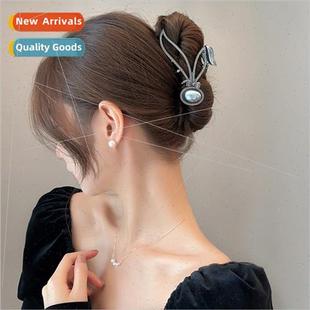 pressure gir fall clip grab hair head back winter French new