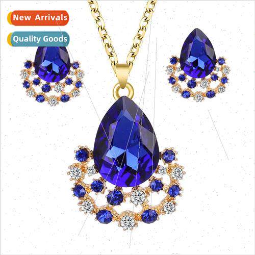 A set of minimalist necklace earrings set with fashionable p